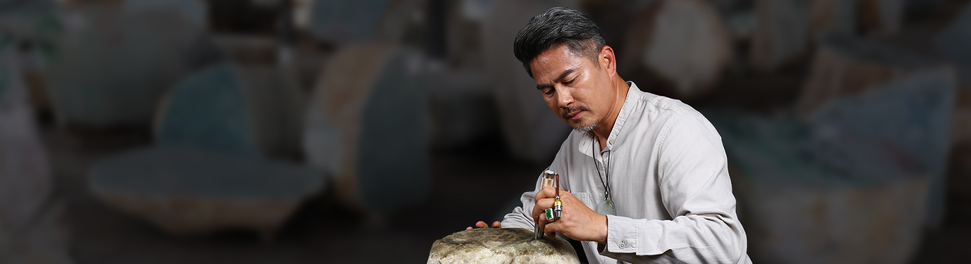 Master Chen making the first cuts on rough jadeite